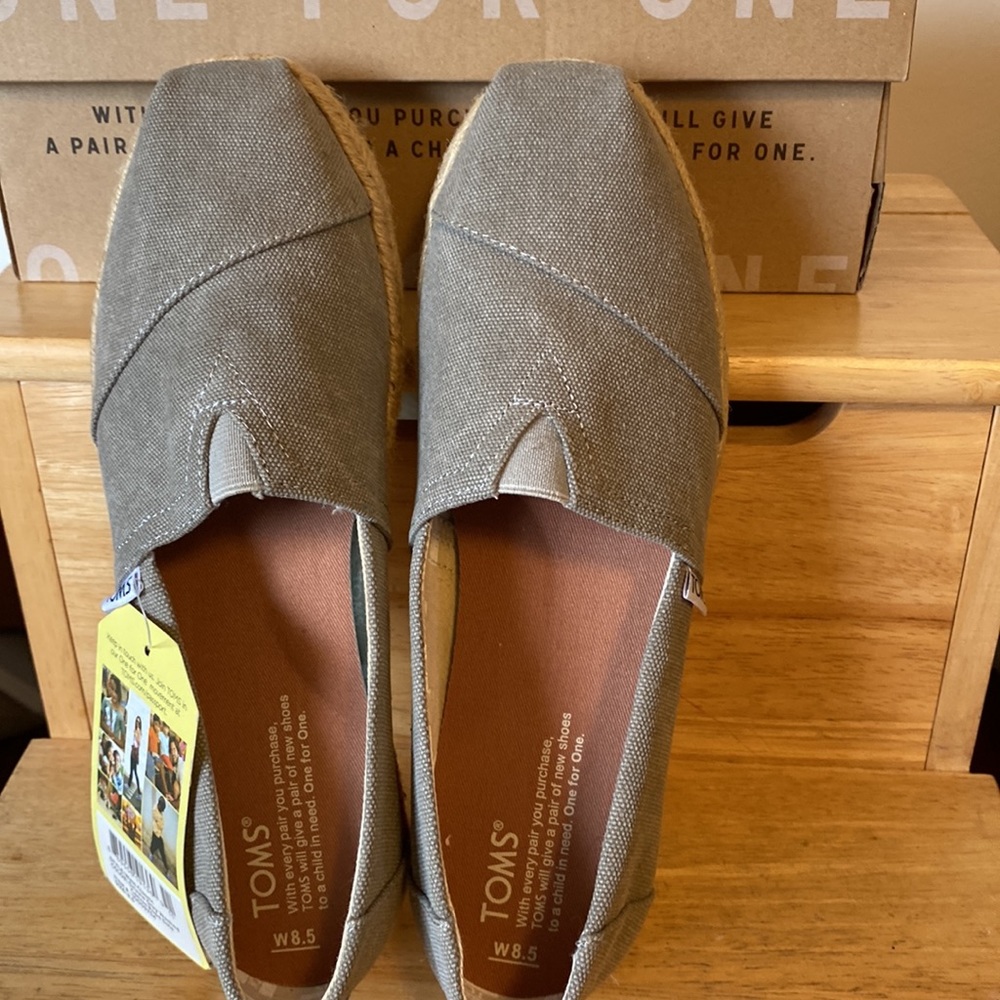 TOMS Classic Drizzle Gray Washed Canvas Rope Sole slip on shoes.  NWT
